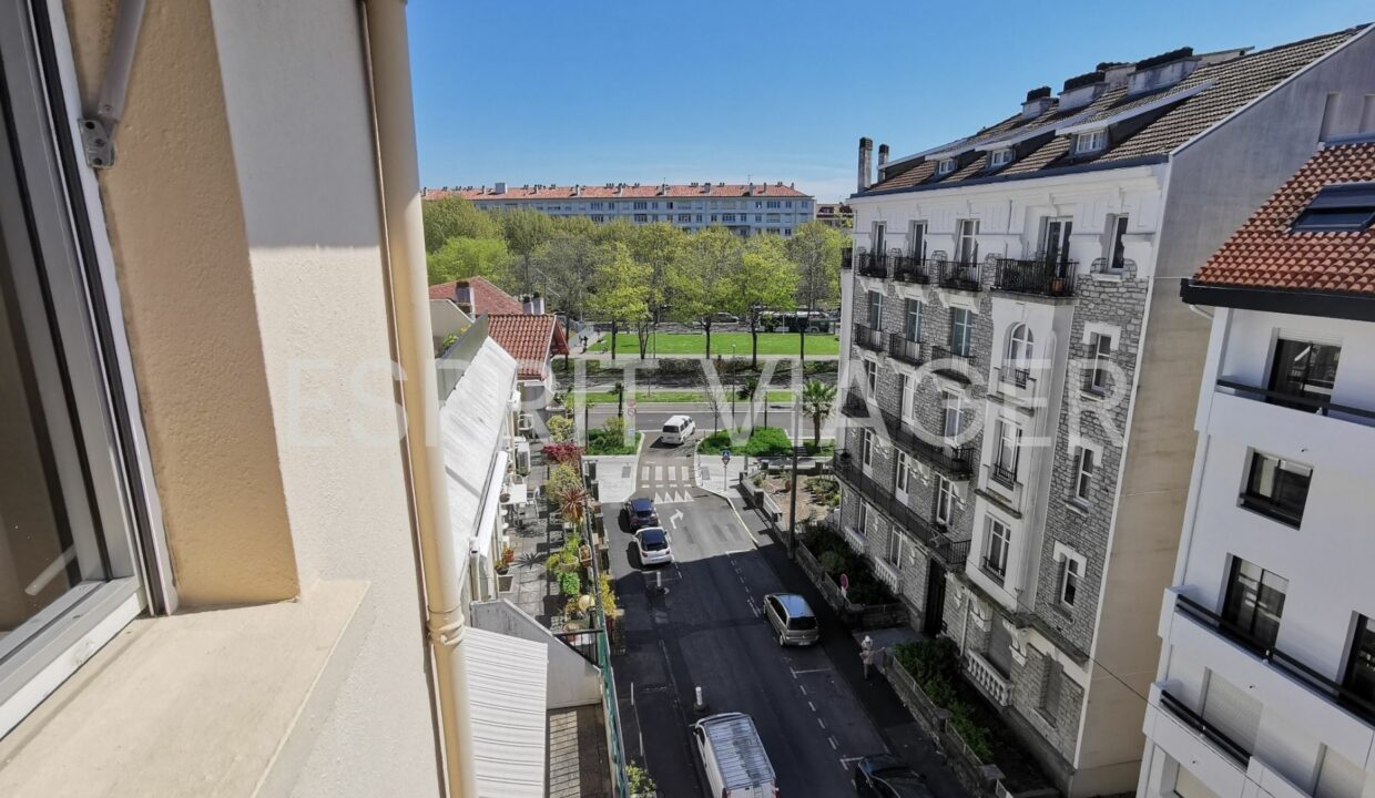 Esprit Viager VENDRE SON BIEN EN VIAGER BORDEAUX Vue Sur Place Des Basques